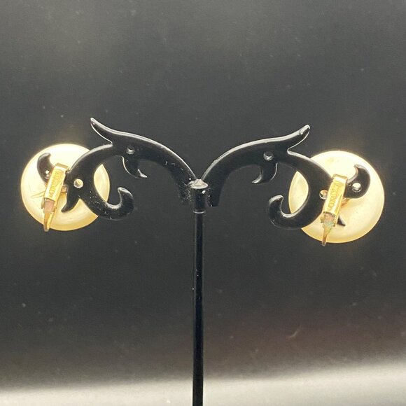 Signed Richelieu Vintage Pearlized Dome Clip On Earrings Gold Tone Mid Century - Picture 8 of 10